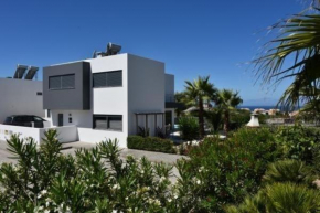 Modern eingerichtete Neubauvilla mit Privatpool und Meerblick